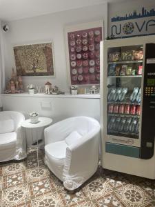 Zimmer mit Kühlschrank, Tisch und Stühlen in der Unterkunft Hostal Nova Barcelona in Barcelona