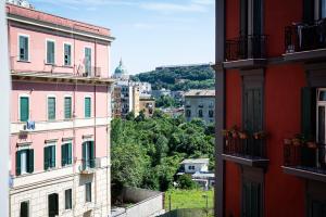 Blick auf eine Stadt von zwei Gebäuden in der Unterkunft Gravina8 - Rooms in Naples in Neapel
