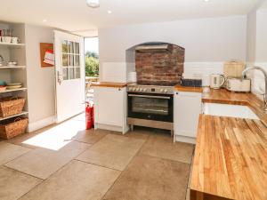 a kitchen with a stove and a counter top at Prospect House in Leyburn