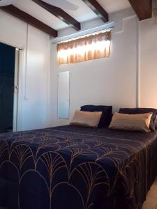 Un dormitorio con una cama grande en una habitación. en Appartement cosy au Vauclin - 35 m² avec balcon jardinise, en Le Vauclin