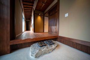Ein Bett oder Betten in einem Zimmer der Unterkunft Castle Town Contemporary Ryokan 天籟 - TENRAI -
