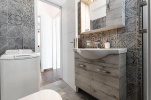 A bathroom at Naxian White House In Glinado Még 37 kép