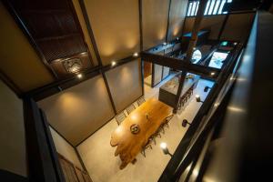 Ein Sitzbereich in der Unterkunft Castle Town Contemporary Ryokan 天籟 - TENRAI -