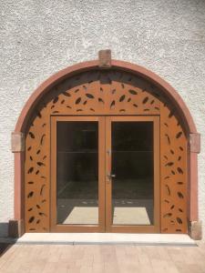 una grande porta in legno con chiodi di Scheier (Ferienwohnungen) a Perl