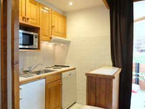 Kuchnia lub aneks kuchenny w obiekcie Appartement skis aux pieds à Tignes avec balcon, 6 couchages, proche commerces et navettes - FR-1-502-480