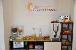 eine Küche mit einer Theke und einer Kaffeemaschine in der Unterkunft B&B Erminia in Presicce