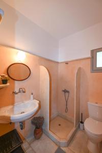 Ванная комната в Dream summer house in Tinos