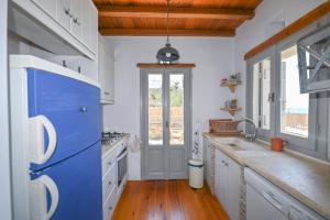 Кухня или мини-кухня в Dream summer house in Tinos
