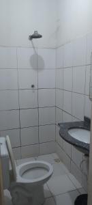 een badkamer met een toilet en een wastafel bij San Luis in São Luís