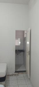 een kleine badkamer met een toilet en een wastafel bij San Luis in São Luís