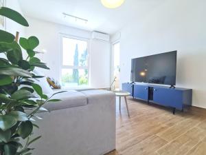een woonkamer met een bank en een flatscreen-tv bij Apartment Nonna in Split