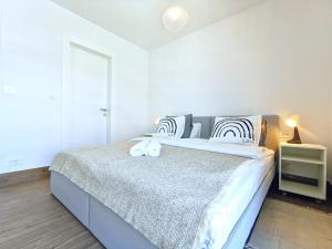 een slaapkamer met een bed met twee knuffels erop bij Apartment Nonna in Split