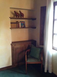 ZerbolòにあるCountry Houseのデスク、椅子、窓が備わる客室です。