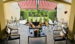 a living room with tables and chairs and a patio at Hotel Malpensa INN Aeroporto in Tornavento