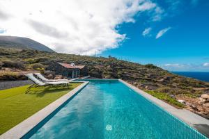 una piscina con vista sull'oceano di La Candia y el Mar a Valverde