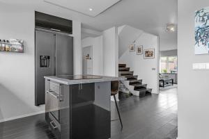 uma cozinha com um balcão e uma escada em Entire house in a quite area em Reiquiavique