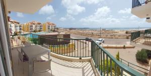 Un balcón con vistas a la playa y al océano. en Cabral Beach Apt with Pool - Sol y Mar, en Sal Rei