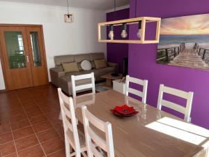 comedor y sala de estar con mesa y sillas en Peixinho Magnifique Appartement en Marinha Grande