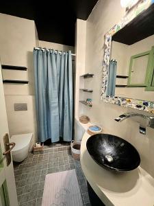 baño con lavabo negro y aseo en Blue Horizon Kastellorizo, en Meyisti