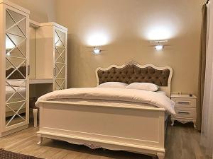 1 dormitorio con 1 cama blanca grande y armario en Garden House Uzungöl en Uzungol