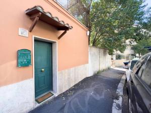 una puerta verde al lado de un edificio en Suite indipendente su due livelli (metro B Libia), en Roma