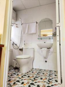 a bathroom with a toilet and a sink at Bình Đào Hotel - Khách sạn ngay trung tâm giá rẻ in Da Lat