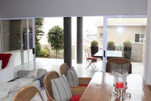 una sala da pranzo con tavolo e divano di Muller's Self Catering - a cozy home from home! a Swakopmund