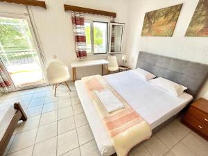アフィトスにあるAfitos Villa Kristyのベッドルーム1室(大型ベッド1台、テーブル、椅子付)