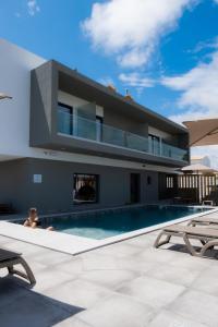 Bazén v ubytování Ria Formosa Guest House nebo v jeho okolí