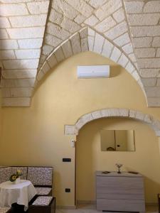a room with an arched ceiling and a table at CASE VACANZA ZOE - SOLE in Serrano