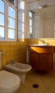 een badkamer met een toilet, een wastafel en een bad bij Quinta das Regadinhas in Cinfães