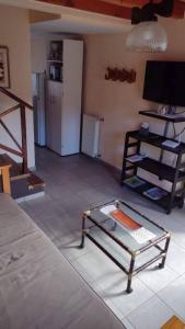 - un salon avec un canapé et une table basse dans l'établissement Roca, à San Martín de los Andes