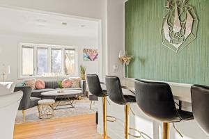 uma sala de estar com cadeiras pretas e uma parede verde em New Colorful Home - Backyard Oasis - City Park em Denver
