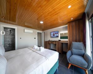 A bed or beds in a room at Royal Villa