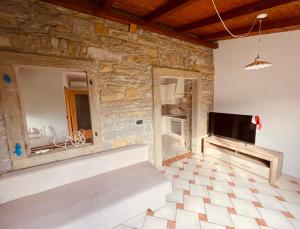 sala de estar con sofá y TV en la pared en Paradise villa with private swimming pool, en Koper