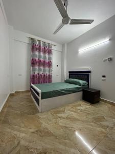 1 dormitorio con 1 cama y ventilador de techo en مبيت Mabeet - شقق ستديو, en Seis de Octubre