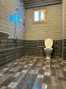 a bathroom with a toilet and a sink at مبيت Mabeet - شقق ستديو in 6th Of October