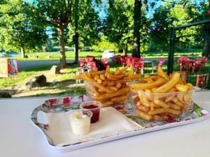 - un plateau avec des frites et de la sauce sur une table dans l'établissement Doubs Séjour - Chambres et petits déjeuners, à Verdun-sur-le-Doubs