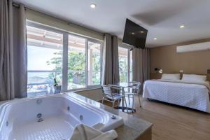 Cama ou camas em um quarto em Pousada Maresias Beira Mar