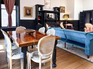 德盧斯的住宿－The Oliver Inn，一间带桌椅和沙发的用餐室