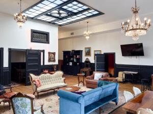 a living room with a blue couch and chairs at The Oliver Inn in Duluth