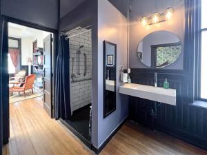 uma casa de banho com um lavatório e um espelho em The Oliver Inn em Duluth