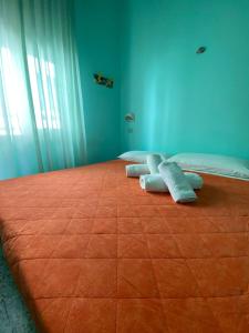 um quarto azul com uma cama com duas almofadas em Albergo Acapulco em Bellaria-Igea Marina