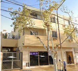 dos personas paradas frente a un edificio en Amplio Departamento Céntrico, en San Juan