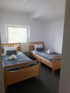 מיטה או מיטות בחדר ב-Apartma FRIGO
