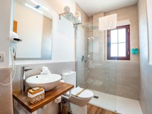 een badkamer met een wastafel, een toilet en een douche bij Posada El Convento Mercedario by Ĥ in Ayamonte