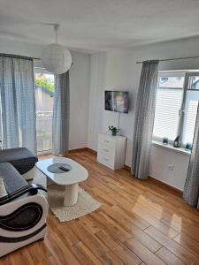 Μια τηλεόραση ή/και κέντρο ψυχαγωγίας στο Apartament Spokojna 12