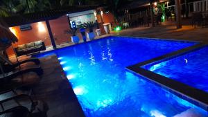 A piscina localizada em Pousada Maresias Beira Mar ou nos arredores