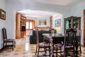 een woonkamer met een tafel en een bank bij Can Severí casa con historia en Besalú in Besalú