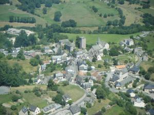 an aerial view of a small town with houses at Maison de campagne in Sénergues